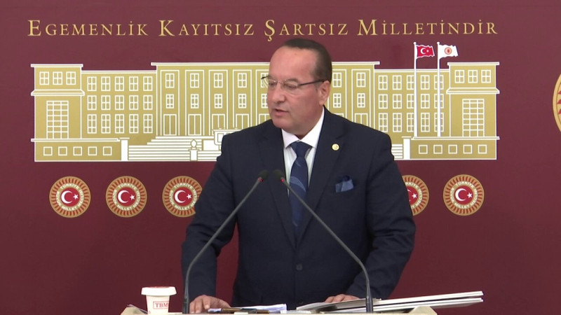 CHP’Lİ AKAY: ŞATAFATINDAN ÖDÜN VERMEYEN İKTİDAR KONU KARABÜK’E GELİNCE TASARRUF YAPIYOR